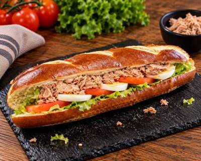 Bocadillo de bretzel con atún y verduras